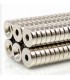 Neodimio N35 apvalus magnetas su M4 skyle 15x3x4mm