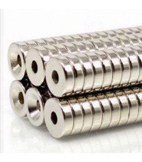 Neodimio N35 apvalus magnetas su M4 skyle 15x3x4mm